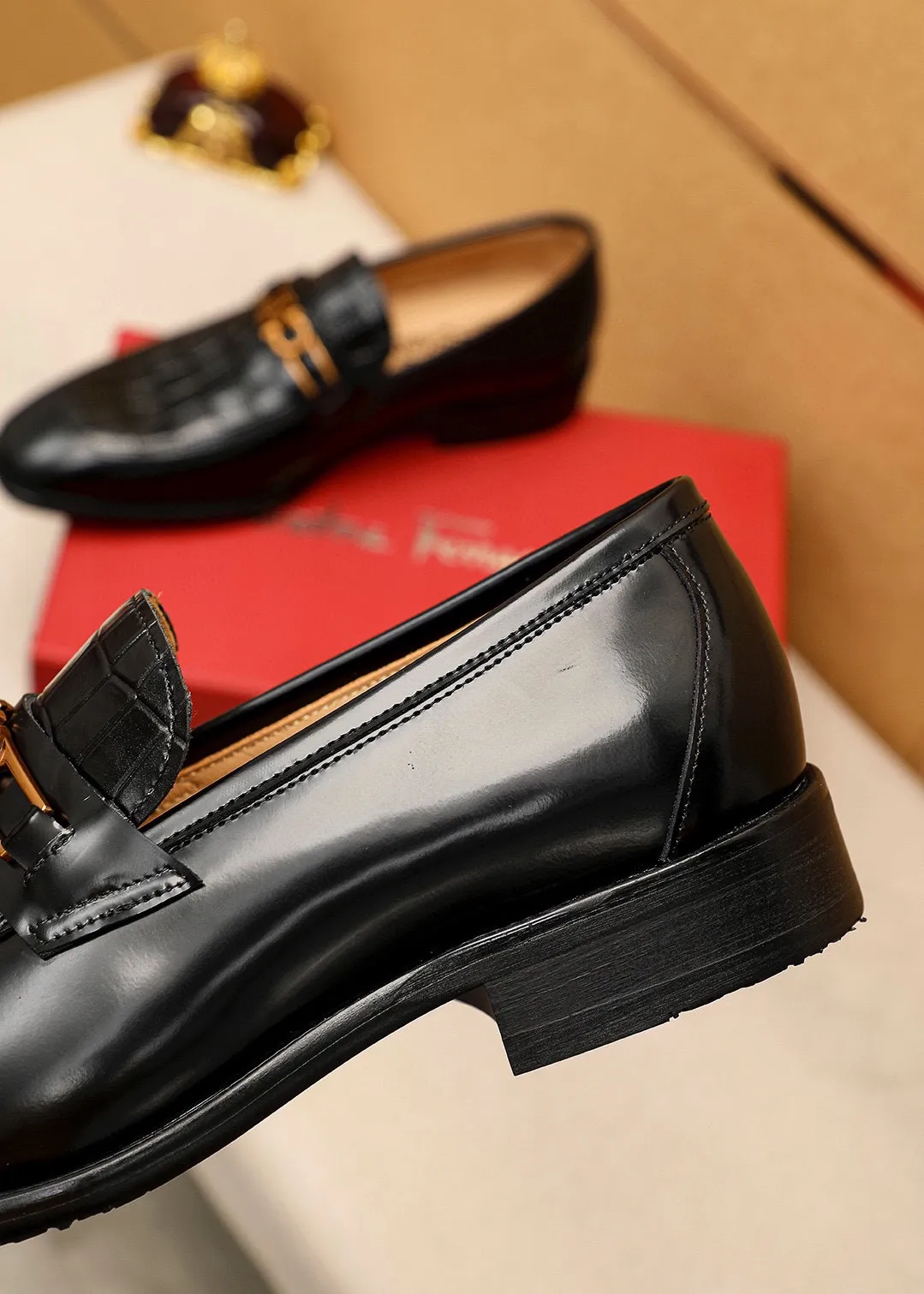 Men's shoes 💰480💰 Product trademark: Ferragamo "Ferragamo" casual leather shoes Regular size: 38-44 (45🉑️customized) Product materials: Selected imported first-layer open-edge beaded calfskin embossed upper + original hardware buckle, imported water-dyed cowhide leather lining. Strong three-dimensional visual effect, combined outsole Color: 2⃣️colors available
